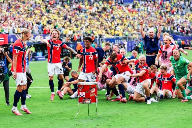 RECORD DATE NOT STATED FIFA World Cup, WM, Weltmeisterschaft, Fussball 2026 - Round of 16 - Brazil v Norway Norway s players celebrate qualifying for the quarterfinals by performing the Viking clap after defeating Brazil 2-1 to the Round of 16 match at the FIFA World Cup, at New York New Jersey Stadium, in East Rutherford, United States, on Sunday, July 05, 2026.(Foto: William Volcov Brazil Photo Press IMAGO) Sports East Rutherford NJ United States Copyright: xWILLIAMxVOLCOVx