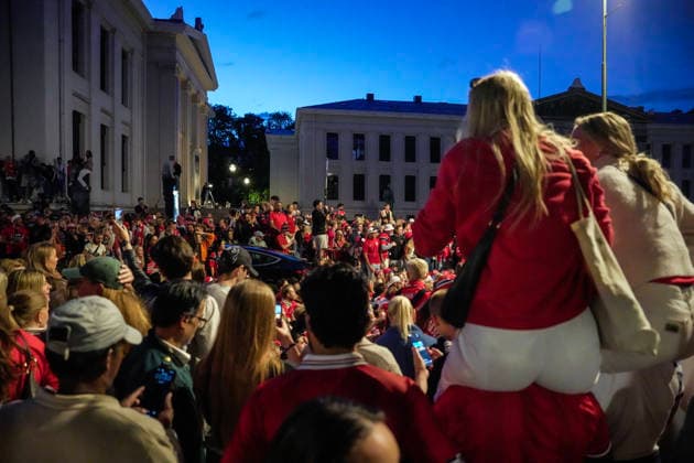 Fotball-VM 2026 Oslo 20260706. Norske supportere feirer pa slottsplassen og Karl Johans gate etter seier i 8-delsfinalen mellom Brasil og Norge under fotball-VM 2026. Foto: Terje Bendiksby NTB Oslo Norge EDITORIAL USE ONLY. RESTRICTED USE FOR BETTING COMPANIES Ref:_SPO2DdXl1FMpgk.jpg *** 2026 World Cup Oslo 20260706 Norwegian fans celebrate on the Palace Square and Karl Johans Gate after Norway’s victory in the Round of 16 match between Brazil and Norway during the 2026 World Cup. Photo: Terje Bendiksby, NTB, Oslo, Norway. EDITORIAL USE ONLY RESTRICTED USE FOR BETTING COMPANIES  Copyright: xTerjexBendiksbyx xNTBx