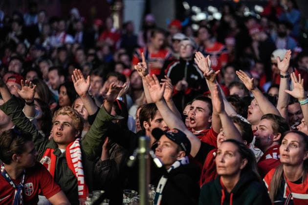 Fotball-VM 2026 Oslo 20260705. Norske supportere feirer pa slottsplassen og Karl Johans gate etter seier i 8-delsfinalen mellom Brasil og Norge under fotball-VM 2026. Foto: Terje Bendiksby NTB Oslo Norge EDITORIAL USE ONLY. RESTRICTED USE FOR BETTING COMPANIES Ref:_SPODGCTEXZ5TKk.jpg *** 2026 World Cup Oslo 20260705 Norwegian fans celebrate on the Palace Square and Karl Johans Gate after Norway’s victory in the Round of 16 match between Brazil and Norway during the 2026 World Cup. Photo: Terje Bendiksby, NTB, Oslo, Norway. EDITORIAL USE ONLY RESTRICTED USE FOR BETTING COMPANIES  Copyright: xTerjexBendiksbyx xNTBx