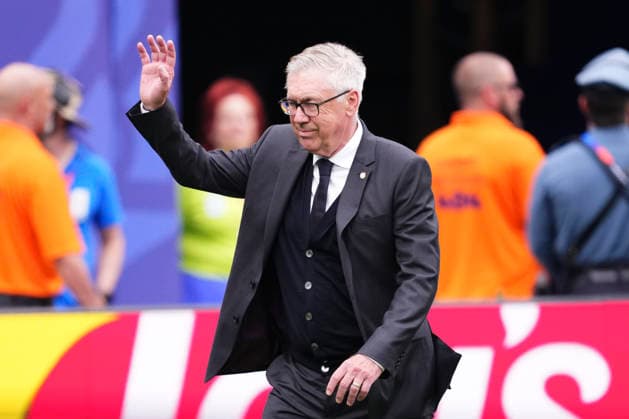 Brazil v Norway: Round of 16 - FIFA World Cup, WM, Weltmeisterschaft, Fussball 2026 Carlo Ancelotti, head coach of Brazil, greets the supporters during the FIFA World Cup 2026 Round Of 16 match between Brazil and Norway at New York New Jersey Stadium on July 05, 2026 in East Rutherford, New Jersey. East Rutherford NJ United States  Copyright: xJosexBretonx originalFilename:bretonhernandez-brazilvn260705_npObO.jpg