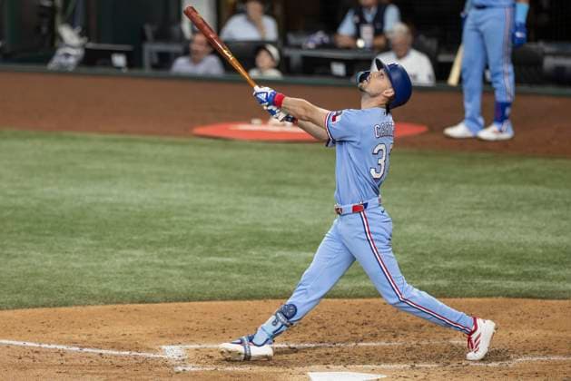 July 5, 2026, Arlington, Texas, USA: Texas Rangers center fielder EVAN CARTER (32) watching a high pop-fly during a MLB, Baseball Herren, USA game between the Detroit Tigers and Texas Rangers at Globe Life Field. Tigers win 6-3. Arlington USA - ZUMAf180 20260705_zsp_f180_004 Copyright: xMarkxFannx