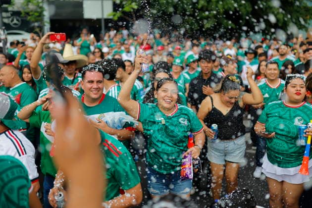 FIFA World Cup, WM, Weltmeisterschaft, Fussball 2026 - Round of 16 - Mexico vs. England Supporters of Mexico cheer ahead of the FIFA World Cup 2026 Round of 16 match between Mexico and England, at the La Minerva roundabout in Guadalajara, Mexico, 05 July 2026. Guadalajara Mexico  Copyright: xFranciscoxGuascox