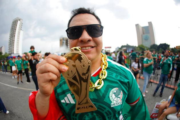 FIFA World Cup, WM, Weltmeisterschaft, Fussball 2026 - Round of 16 - Mexico vs. England A picture taken with an ultra wide lens showing a fan from Mexico posing ahead of the FIFA World Cup 2026 Round of 16 match between Mexico and England, at the La Minerva roundabout in Guadalajara, Mexico, 05 July 2026. Guadalajara Mexico  Copyright: xFranciscoxGuascox