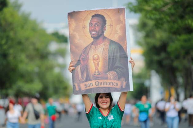 FIFA World Cup, WM, Weltmeisterschaft, Fussball 2026 - Round of 16 - Mexico vs. England A fan from Mexico holds up a poster ahead of the FIFA World Cup 2026 Round of 16 match between Mexico and England, at the La Minerva roundabout in Guadalajara, Mexico, 05 July 2026. Guadalajara Mexico  Copyright: xFranciscoxGuascox