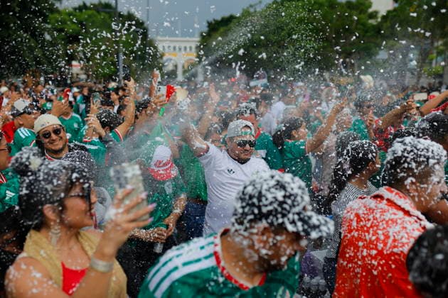 FIFA World Cup, WM, Weltmeisterschaft, Fussball 2026 - Round of 16 - Mexico vs. England Supporters of Mexico cheer ahead of the FIFA World Cup 2026 Round of 16 match between Mexico and England, at the La Minerva roundabout in Guadalajara, Mexico, 05 July 2026. Guadalajara Mexico  Copyright: xFranciscoxGuascox