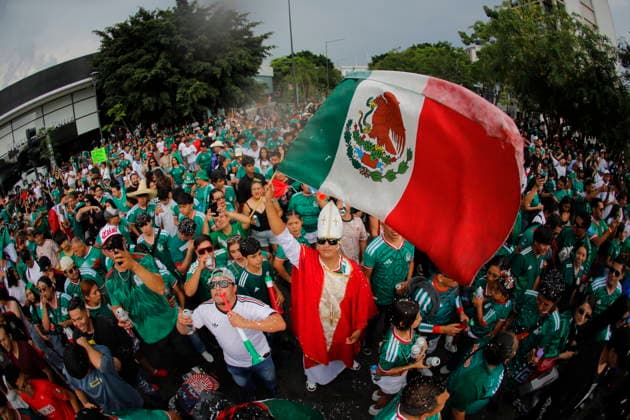 FIFA World Cup, WM, Weltmeisterschaft, Fussball 2026 - Round of 16 - Mexico vs. England A picture taken with an ultra wide lens showing supporters of Mexico cheering ahead of the FIFA World Cup 2026 Round of 16 match between Mexico and England, at the La Minerva roundabout in Guadalajara, Mexico, 05 July 2026. Guadalajara Mexico  Copyright: xFranciscoxGuascox