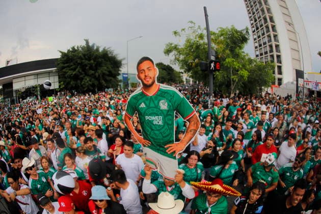 FIFA World Cup, WM, Weltmeisterschaft, Fussball 2026 - Round of 16 - Mexico vs. England A picture taken with an ultra wide lens showing supporters of Mexico cheering ahead of the FIFA World Cup 2026 Round of 16 match between Mexico and England, at the La Minerva roundabout in Guadalajara, Mexico, 05 July 2026. Guadalajara Mexico  Copyright: xFranciscoxGuascox