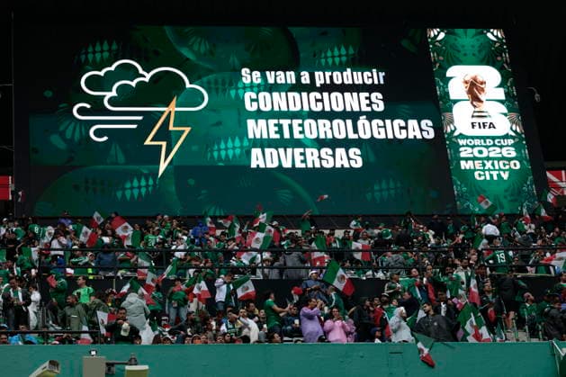 FIFA World Cup, WM, Weltmeisterschaft, Fussball 2026 - Mexico vs. England An electronic display showing an announcement of adverse weather conditions, ahead of the FIFA World Cup 2026 Round of 16 soccer match between Mexico and England, in Mexico City, Mexico, 05 July 2026. The match was delayed for one hour due to severe weather conditions. Ciudad de Mexico Mexico  Copyright: xJOSExMENDEZx