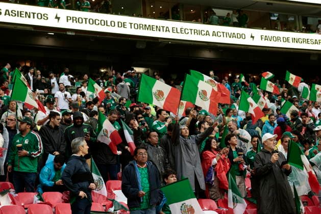FIFA World Cup, WM, Weltmeisterschaft, Fussball 2026 - Mexico vs. England Supportetrs of Mexico cheer as an electronic display showing an announcement of Thunderstorm protocol activated ahead of the FIFA World Cup 2026 Round of 16 soccer match between Mexico and England, in Mexico City, Mexico, 05 July 2026. The match was delayed for one hour due to severe weather conditions. Ciudad de Mexico Mexico  Copyright: xJOSExMENDEZx