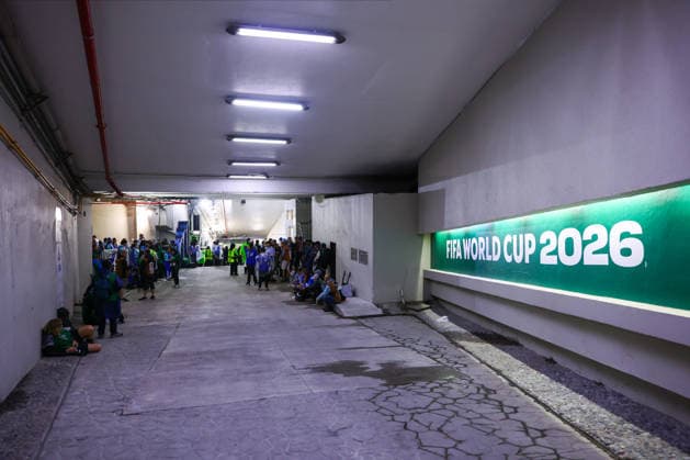 MEXICO CITY, MEXICO - JULY 5: Photographers and Journalists take mandatory cover due to storm threat before the FIFA World Cup, WM, Weltmeisterschaft, Fussball 2026 Round Of 16 match between Mexico and England at Mexico City Stadium on July 5, 2026 in Mexico City, Mexico.  Copyright: xMBxMediax