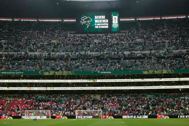 FIFA World Cup, WM, Weltmeisterschaft, Fussball 2026 - Mexico vs. England An electronic display showing an announcement of adverse weather conditions, ahead of the FIFA World Cup 2026 Round of 16 soccer match between Mexico and England, in Mexico City, Mexico, 05 July 2026. The match was delayed for one hour due to severe weather conditions. Ciudad de Mexico Mexico  Copyright: xJOSExMENDEZx