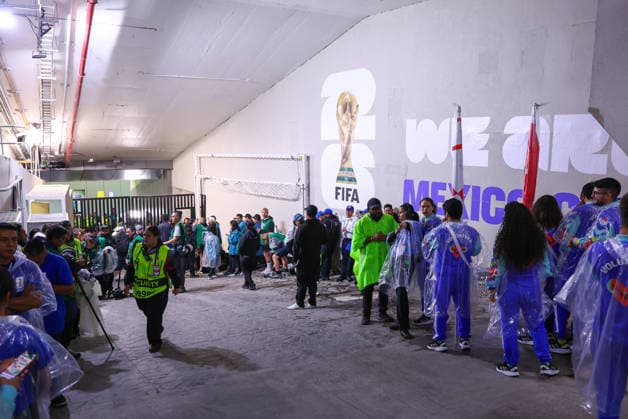 MEXICO CITY, MEXICO - JULY 5: Media and Journalists take cover after having to exit the pitch due to storm threat during the FIFA World Cup, WM, Weltmeisterschaft, Fussball 2026 Round Of 16 match between Mexico and England at Mexico City Stadium on July 5, 2026 in Mexico City, Mexico.  Copyright: xMBxMediax