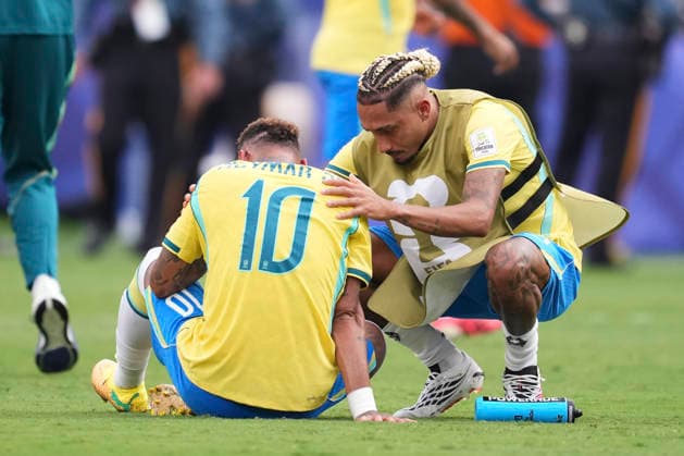 Brazil v Norway: Round of 16 - FIFA World Cup, WM, Weltmeisterschaft, Fussball 2026 Raphinha of Brazil comforts Neymar Jr of Brazil during the FIFA World Cup 2026 Round Of 16 match between Brazil and Norway at New York New Jersey Stadium on July 05, 2026 in East Rutherford, New Jersey. East Rutherford NJ United States  Copyright: xJosexBretonx originalFilename:bretonhernandez-brazilvn260705_npnpX.jpg