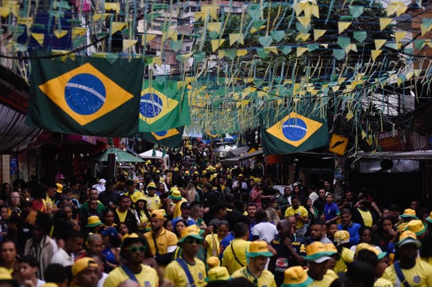 Brazilian football fans living in the Roinha favela watch FIFA World Cup, WM, Weltmeisterschaft, Fussball 2026 RIO DE JANEIRO, BRAZIL - JULY 05: Brazilian football fans living in the Roinha favela watch the FIFA World Cup 2026 Round of 16 match between Brazil and Norway in Rio de Janeiro, Brazil on July 05, 2026. Brazil were knocked out of the 2026 World Cup in the round of 16 after losing 2-1 to Norway. Erling Haaland scored both of Norway s goals, whilst Neymar pulled one back from the penalty spot. With this result, the Brazilian national team, Nationalteam has equalled its longest ever wait for a World Cup title, having now gone 24 years without lifting the trophy. Fabio Teixeira Anadolu Rio de Janeiro Brazil. Editorial use only. Please get in touch for any other usage.  Copyright: x2026xAnadoluxFabioxTeixeirax