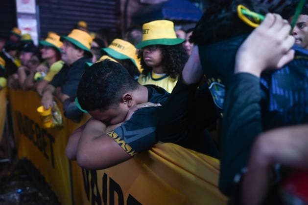 Brazilian football fans living in the Roinha favela watch FIFA World Cup, WM, Weltmeisterschaft, Fussball 2026 RIO DE JANEIRO, BRAZIL - JULY 05: Brazilian football fans living in the Roinha favela watch the FIFA World Cup 2026 Round of 16 match between Brazil and Norway in Rio de Janeiro, Brazil on July 05, 2026. Brazil were knocked out of the 2026 World Cup in the round of 16 after losing 2-1 to Norway. Erling Haaland scored both of Norway s goals, whilst Neymar pulled one back from the penalty spot. With this result, the Brazilian national team, Nationalteam has equalled its longest ever wait for a World Cup title, having now gone 24 years without lifting the trophy. Fabio Teixeira Anadolu Rio de Janeiro Brazil. Editorial use only. Please get in touch for any other usage.  Copyright: x2026xAnadoluxFabioxTeixeirax