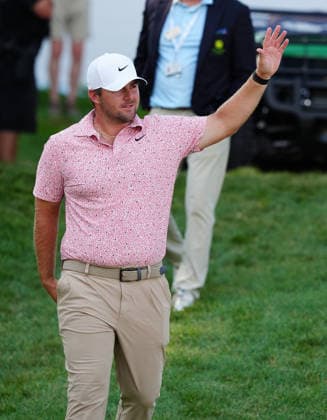 SILVIS, IL - JULY 05: PGA, Golf Herren golfer Chris Gotterup waves to the fans on the way to the trophy presentation after he won the John Deere Classic on July 5, 2026, at TPC Deere Run in Silvis, Illinois. (Photo by Brian Spurlock Icon Sportswire) GOLF: JUL 05 PGA John Deere Classic EDITORIAL USE ONLY Icon26070559