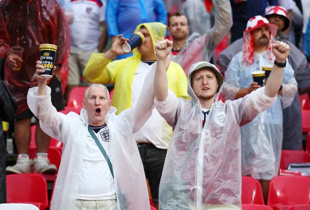England fans wear rain jackets as thunderstorms delay the start of a Round of 16 FIFA World Cup, WM, Weltmeisterschaft, Fussball match against Mexico at Mexico City Stadium in Mexico City, Mexico, on Sunday, July 5, 2026.  MEX20260705804 CHRISTIANxBRUNSKILL