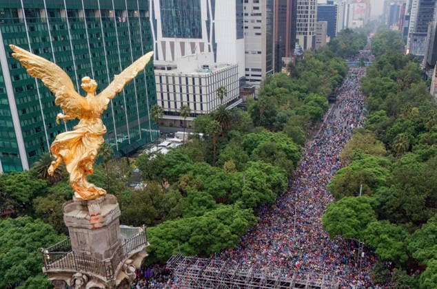 FIFA World Cup, WM, Weltmeisterschaft, Fussball 2026 - Round of 16 - Mexico vs England Aerial photograph showing Mexican fans gathered at the Angel of Independence prior to a Round of 16 match in the 2026 FIFA World Cup between Mexico and England, in Mexico City, Mexico, 05 July 2026. MEXICO CITY Mexico  Copyright: xTOMASxPEREZx