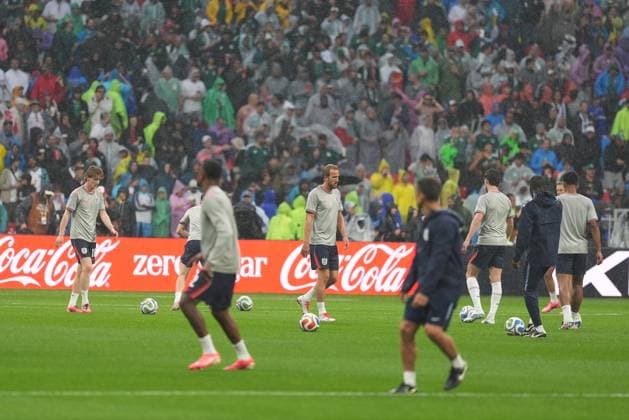 Mexico v England - FIFA World Cup, WM, Weltmeisterschaft, Fussball 2026 - Round of 16 MEXICO CITY, MEXICO - JULY 05: Harry Kane (C) of England warms up prior the FIFA World Cup 2026 Round of 16 match between Mexico and England at Mexico Stadium (Estadio Azteca) in Mexico City, Mexico on July 05, 2026. Juancho Torres Anadolu Mexico City Mexico. Editorial use only. Please get in touch for any other usage.  Copyright: x2026xAnadoluxJuanchoxTorresx