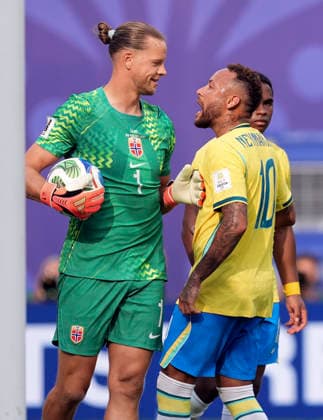 (260706) -- NEW JERSEY, July 6, 2026 -- Orjan Nyland (L), goalkeeper of Norway, interacts with Neymar of Brazil after Neymar s scoring from a penalty spot during the round of 16 match between Brazil and Norway at the 2026 FIFA World Cup, WM, Weltmeisterschaft, Fussball at the New York New Jersey Stadium, the United States, July 5, 2026. ) (SP)U.S.-NEW JERSEY-FOOTBALL-FIFA WORLD CUP-ROUND OF 16-BRA VS NOR LuixSiuxWai 