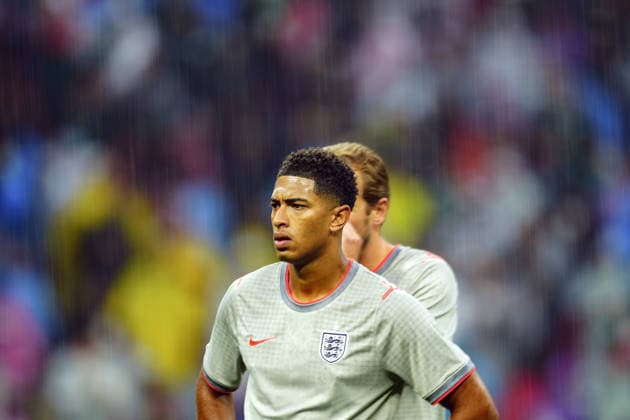 Jude Bellingham of England in the rain ahead of kick-off Mexico v England, 2026 FIFA World Cup, WM, Weltmeisterschaft, Fussball Round of 16, Football, Azteca Stadium, Mexico City, Mexico - 05 Jul 2026Mexico City Azteca Stadium Mexico  Copyright: xJavierxGarcia Shutterstockx 16975483z