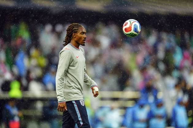 Djed Spence of England in the rain ahead of kick-off Mexico v England, 2026 FIFA World Cup, WM, Weltmeisterschaft, Fussball Round of 16, Football, Azteca Stadium, Mexico City, Mexico - 05 Jul 2026Mexico City Azteca Stadium Mexico  Copyright: xJavierxGarcia Shutterstockx 16975483ab
