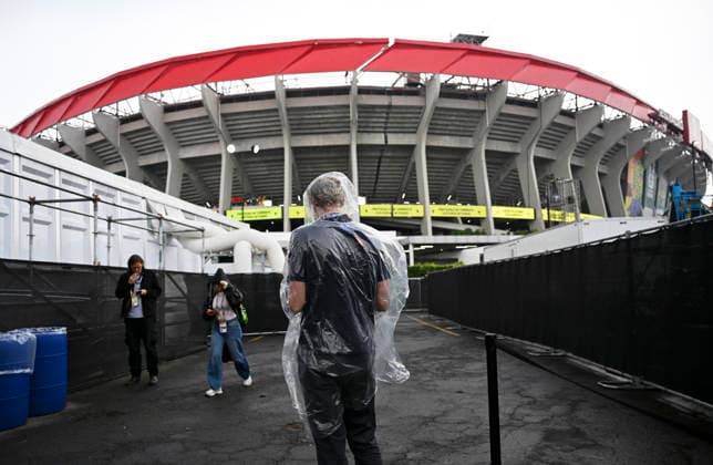(260706) -- MEXICO CITY, July 6, 2026 -- A staff member works outside the stadium before the round of 16 match between Mexico and England at the 2026 FIFA World Cup, WM, Weltmeisterschaft, Fussball at the Mexico City Stadium, Mexico, July 5, 2026. The match was rescheduled due to adverse weather conditions. ) (SP)MEXICO-MEXICO CITY-FOOTBALL-FIFA WORLD CUP-ROUND OF 16-MEX VS ENG WuxWei 
