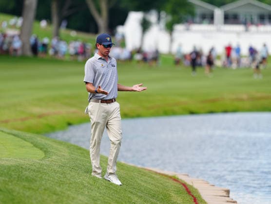SILVIS, IL - JULY 05: PGA, Golf Herren golfer Beth Kohles who was tied with the lead going into the 18th hole questions the spectators to where his 2nd shot entered the water on the 18th hole during the final round of the John Deere Classic on July 5, 2026, at TPC Deere Run in Silvis, Illinois. (Photo by Brian Spurlock Icon Sportswire) GOLF: JUL 05 PGA John Deere Classic EDITORIAL USE ONLY Icon26070568