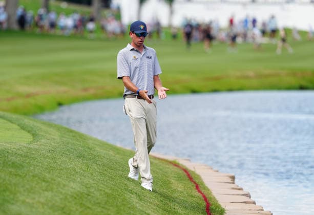 SILVIS, IL - JULY 05: PGA, Golf Herren golfer Beth Kohles who was tied with the lead going into the 18th hole questions the spectators to where his 2nd shot entered the water on the 18th hole during the final round of the John Deere Classic on July 5, 2026, at TPC Deere Run in Silvis, Illinois. (Photo by Brian Spurlock Icon Sportswire) GOLF: JUL 05 PGA John Deere Classic EDITORIAL USE ONLY Icon26070569