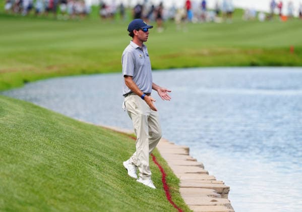 SILVIS, IL - JULY 05: PGA, Golf Herren golfer Beth Kohles who was tied with the lead going into the 18th hole questions the spectators to where his 2nd shot entered the water on the 18th hole during the final round of the John Deere Classic on July 5, 2026, at TPC Deere Run in Silvis, Illinois. (Photo by Brian Spurlock Icon Sportswire) GOLF: JUL 05 PGA John Deere Classic EDITORIAL USE ONLY Icon26070570