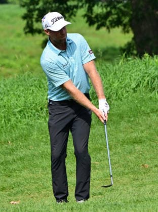 SILVIS, IL - JULY 05: Golfer Pierceson Coody hits a chip shot onto the 1 green during the final round of the John Deere Classic on July 05, 2026, at TPC Deere Run in Silvis, Illinois. (Photo by Keith Gillett Icon Sportswire) GOLF: JUL 05 PGA, Golf Herren John Deere Classic EDITORIAL USE ONLY Icon26070502