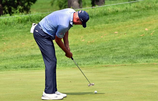 SILVIS, IL - JULY 05: Golfer Matt Kuchar putts on the 1 green during the final round of the John Deere Classic on July 05, 2026, at TPC Deere Run in Silvis, Illinois. (Photo by Keith Gillett Icon Sportswire) GOLF: JUL 05 PGA, Golf Herren John Deere Classic EDITORIAL USE ONLY Icon26070508
