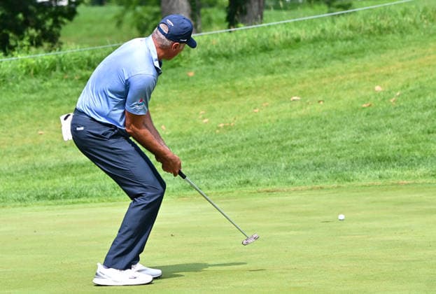 SILVIS, IL - JULY 05: Golfer Matt Kuchar reacts after missing a putt on the 1 green during the final round of the John Deere Classic on July 05, 2026, at TPC Deere Run in Silvis, Illinois. (Photo by Keith Gillett Icon Sportswire) GOLF: JUL 05 PGA, Golf Herren John Deere Classic EDITORIAL USE ONLY Icon26070509