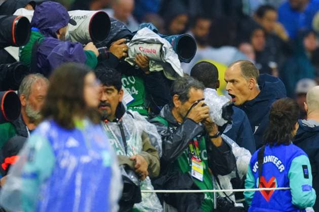 Thomas Tuchel, coach of England, is annoyed by photographers ahead of kick-off Mexico v England, 2026 FIFA World Cup, WM, Weltmeisterschaft, Fussball Round of 16, Football, Azteca Stadium, Mexico City, Mexico - 05 Jul 2026Mexico City Azteca Stadium Mexico  Copyright: xJavierxGarcia Shutterstockx 16975483al