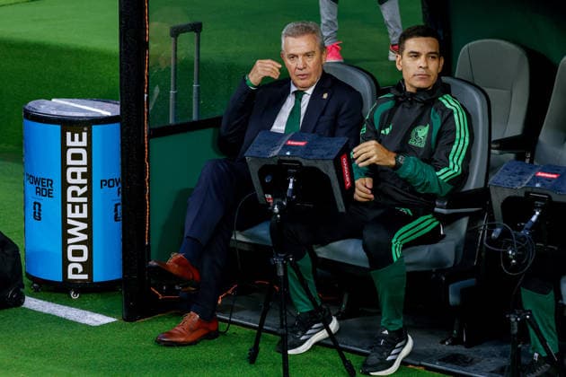 FIFA World Cup, WM, Weltmeisterschaft, Fussball 2026 MEXICO VS ENGLAND FIFA WORLD CUP 2026 MEXICO VS ENGLAND MEXICO VS ENGLAND 05072026 MEXICO CITY, MEXICO. Action photo of Javier Aguirre (L) coach of Mexico and assistant Rafael Marquez, during game of the FIFA World Cup 2026 held at the Estadio Ciudad de Mexico of Mexico City. Foto de accion de Javier Aguirre (I) entrenador de Mexico y su asistente Rafael Marquez, durante juego de Copa del Mundo 2026 de la FIFA en el Estadio Ciudad de MÃ xico de la Ciudad de Mexico. PHOTO BY IMAGENSHOP AGENCIA FOTOGRAFICA MEXICO CITY MEXICO CITY MEXICO *** 2026 FIFA World Cup: Mexico vs. England 2026 FIFA World Cup: Mexico vs. England Mexico vs. England July 5, 2026, Mexico City, MEXICO Action photo of Javier Aguirre, head coach of Mexico, and assistant coach Rafael Marquez, during a match of the 2026 FIFA World Cup held at the Estadio Ciudad de México in Mexico City Action photo of Javier Aguirre, head coach of Mexico, and his assistant coach Rafael Marquez, during a 2026 FIFA World Cup match at the Estadio Ciudad de México in Mexico City. PHOTO BY IMAGENSHOP PHOTO AGENCY MEXICO CITY MEXICO CITY MEXICO Copyright: xYOALIxMARTINEZx