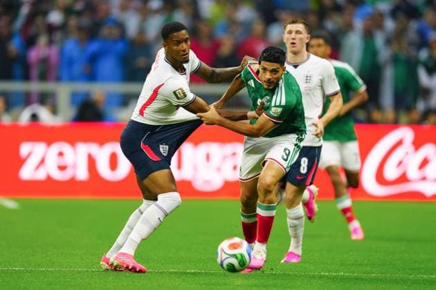 Ezri Konsa of England and Raul Jimenez of Mexico Mexico v England, 2026 FIFA World Cup, WM, Weltmeisterschaft, Fussball Round of 16, Football, Azteca Stadium, Mexico City, Mexico - 05 Jul 2026Mexico City Azteca Stadium Mexico  Copyright: xJavierxGarcia Shutterstockx 16975483aq