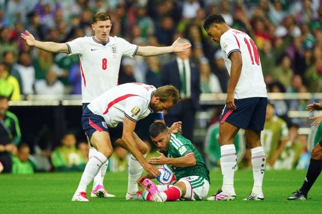 Harry Kane of England and Erik Lira of Mexico Mexico v England, 2026 FIFA World Cup, WM, Weltmeisterschaft, Fussball Round of 16, Football, Azteca Stadium, Mexico City, Mexico - 05 Jul 2026Mexico City Azteca Stadium Mexico  Copyright: xJavierxGarcia Shutterstockx 16975483aw
