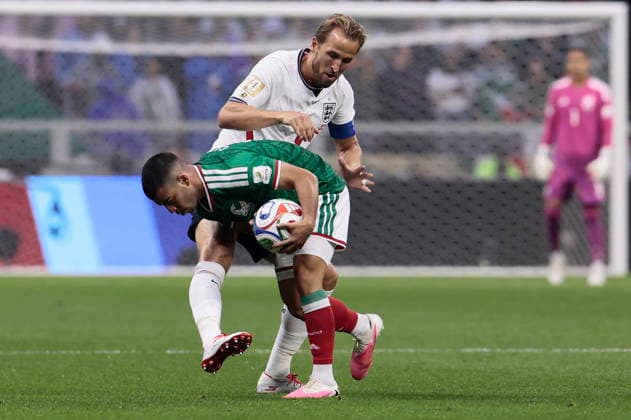FIFA World Cup, WM, Weltmeisterschaft, Fussball 2026 - Round of 16 - Mexico vs. England Erik Lira (L) of Mexico in actiona gainst Harry Kane of England during the FIFA World Cup 2026 Round of 16 soccer match between Mexico and England, in Mexico City, Mexico, 05 July 2026. Ciudad de Mexico Mexico  Copyright: xJOSExMENDEZx
