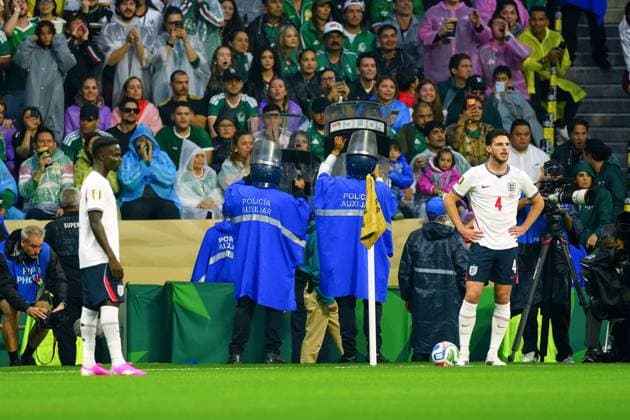 Police with riot shields as England prepare to take a corner Mexico v England, 2026 FIFA World Cup, WM, Weltmeisterschaft, Fussball Round of 16, Football, Azteca Stadium, Mexico City, Mexico - 05 Jul 2026Mexico City Azteca Stadium Mexico  Copyright: xJavierxGarcia Shutterstockx 16975483ax