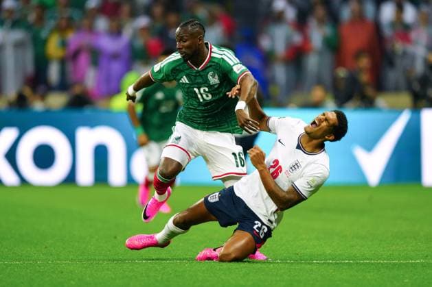 Julian Quinones of Mexico and Jarell Quansah of England Mexico v England, 2026 FIFA World Cup, WM, Weltmeisterschaft, Fussball Round of 16, Football, Azteca Stadium, Mexico City, Mexico - 05 Jul 2026Mexico City Azteca Stadium Mexico  Copyright: xJavierxGarcia Shutterstockx 16975483ay