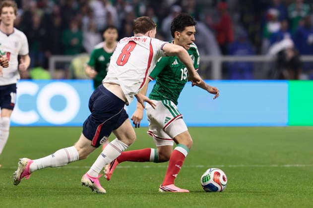 FIFA World Cup, WM, Weltmeisterschaft, Fussball 2026 - Round of 16 - Mexico vs. England Gilberto Mora (R) of Mexico in action against Elliot Anderson of England during the FIFA World Cup 2026 Round of 16 soccer match between Mexico and England, in Mexico City, Mexico, 05 July 2026. Ciudad de Mexico Mexico  Copyright: xJOSExMENDEZx