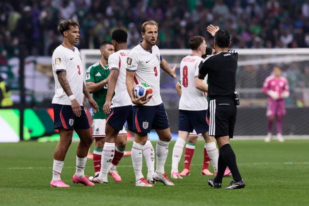 FIFA World Cup, WM, Weltmeisterschaft, Fussball 2026 - Round of 16 - Mexico vs. England Harry Kane (C) of England interacts with referee Alireza Faghani during the FIFA World Cup 2026 Round of 16 soccer match between Mexico and England, in Mexico City, Mexico, 05 July 2026. Ciudad de Mexico Mexico  Copyright: xJOSExMENDEZx