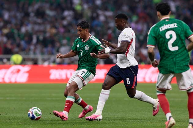 FIFA World Cup, WM, Weltmeisterschaft, Fussball 2026 - Round of 16 - Mexico vs. England Luis Romo (L) of Mexico in action against Marc Guehi of England during the FIFA World Cup 2026 Round of 16 soccer match between Mexico and England, in Mexico City, Mexico, 05 July 2026. Ciudad de Mexico Mexico  Copyright: xJOSExMENDEZx