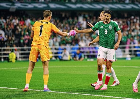 Jordan Pickford of England and Raul Jimenez of Mexico Mexico v England, 2026 FIFA World Cup, WM, Weltmeisterschaft, Fussball Round of 16, Football, Azteca Stadium, Mexico City, Mexico - 05 Jul 2026Mexico City Azteca Stadium Mexico  Copyright: xJavierxGarcia Shutterstockx 16975483ba