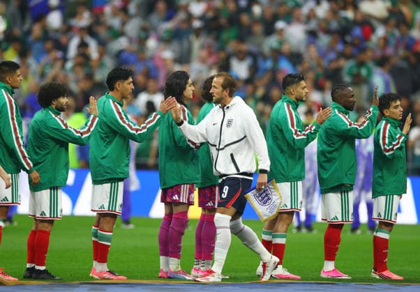 England s captain Harry Kane greets Mexico players before the start of a Round of 16 FIFA World Cup, WM, Weltmeisterschaft, Fussball match at Mexico City Stadium in Mexico City, Mexico, on Sunday, July 5, 2026.  MEX20260705805 CHRISTIANxBRUNSKILL