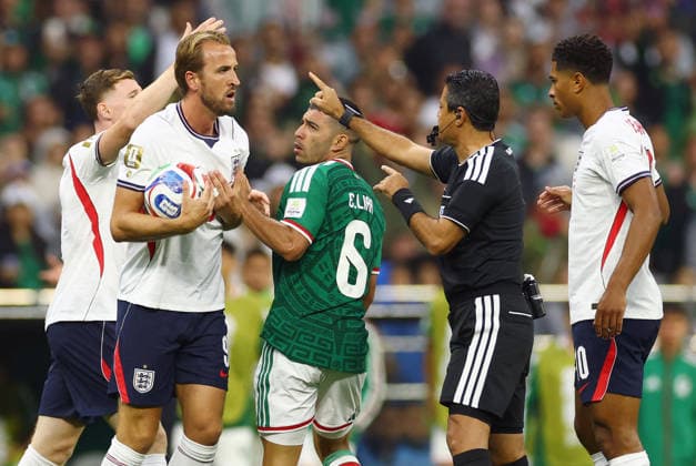 England s Harry Kane disputes a call with referee Alireza Faghani in the first half of a Round of 16 FIFA World Cup, WM, Weltmeisterschaft, Fussball match against Mexico at Mexico City Stadium in Mexico City, Mexico, on Sunday, July 5, 2026.  MEX20260705807 CHRISTIANxBRUNSKILL