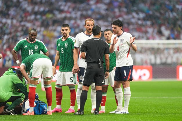Mexico v England - FIFA World Cup, WM, Weltmeisterschaft, Fussball 2026 - Round of 16 MEXICO CITY, MEXICO - JULY 05: Declan Rice (4) of England talks with the referee during the FIFA World Cup 2026 Round of 16 match between Mexico and England at Mexico Stadium (Estadio Azteca) in Mexico City, Mexico on July 05, 2026. Juancho Torres Anadolu Mexico City Mexico. Editorial use only. Please get in touch for any other usage.  Copyright: x2026xAnadoluxJuanchoxTorresx