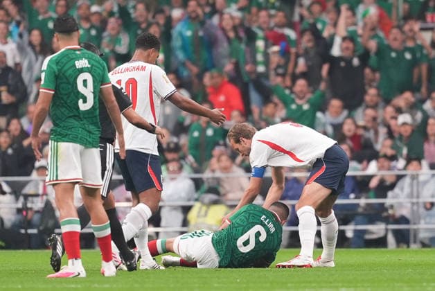 Mexico v England - FIFA World Cup, WM, Weltmeisterschaft, Fussball 2026 - Round of 16 MEXICO CITY, MEXICO - JULY 05: Harry Kane (R) of England in action against Erik Lira (6) of Mexico during the FIFA World Cup 2026 Round of 16 match between Mexico and England at Mexico Stadium (Estadio Azteca) in Mexico City, Mexico on July 05, 2026. Juancho Torres Anadolu Mexico City Mexico. Editorial use only. Please get in touch for any other usage.  Copyright: x2026xAnadoluxJuanchoxTorresx