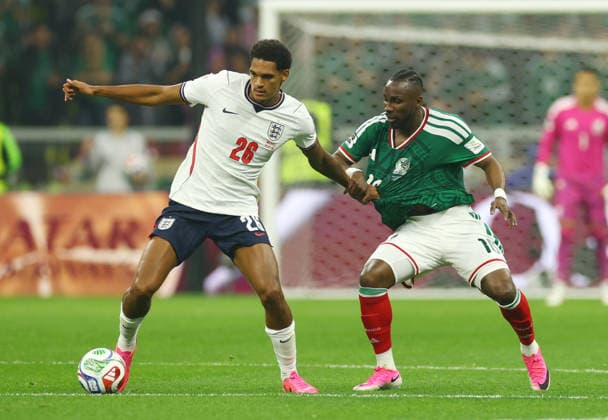 England s Jarell Quansah (26) and Mexico s Julian Quinones battle for the ball in the first half of a Round of 16 FIFA World Cup, WM, Weltmeisterschaft, Fussball match at Mexico City Stadium in Mexico City, Mexico, on Sunday, July 5, 2026.  MEX20260705809 CHRISTIANxBRUNSKILL