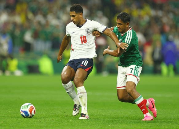 England s Jude Bellingham (10) keeps the ball from Mexico s Luis Romo in the first half of a Round of 16 FIFA World Cup, WM, Weltmeisterschaft, Fussball match at Mexico City Stadium in Mexico City, Mexico, on Sunday, July 5, 2026.  MEX20260705810 CHRISTIANxBRUNSKILL